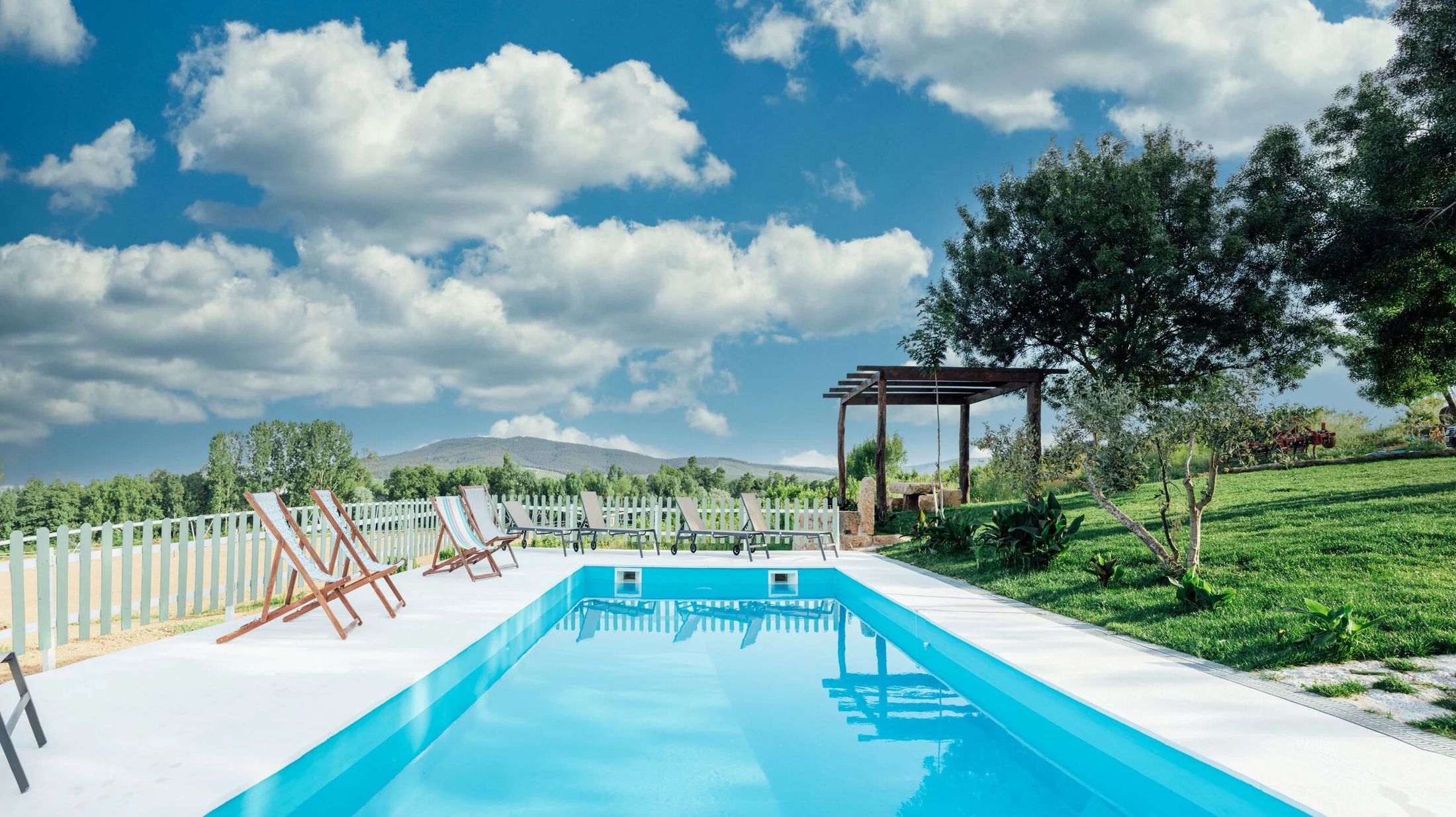 Piscina exterior com vista para os campos